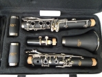 Clarinete  Allegro All 7201 -17 Llaves Afinación en Si Bemol Bb Fabricado en Resina Ebonita, Mecanismo Niquelado, Incluye Paño de Limpieza y Lubricante