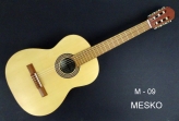 Mesko, Guitarra M-09 Concierto Cuerdas Nylon, Construida con Maderas Laminadas,Tapa Pino Abeto o Sapelly, Caja de Sapelly, Puente y Diapasón de Caoba, Electroacústica con Equalizador de  4 Bandas