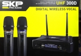 SKP - UHF 300 D Sistema Vocal  Inalámbrico con 2 Micrófonos
